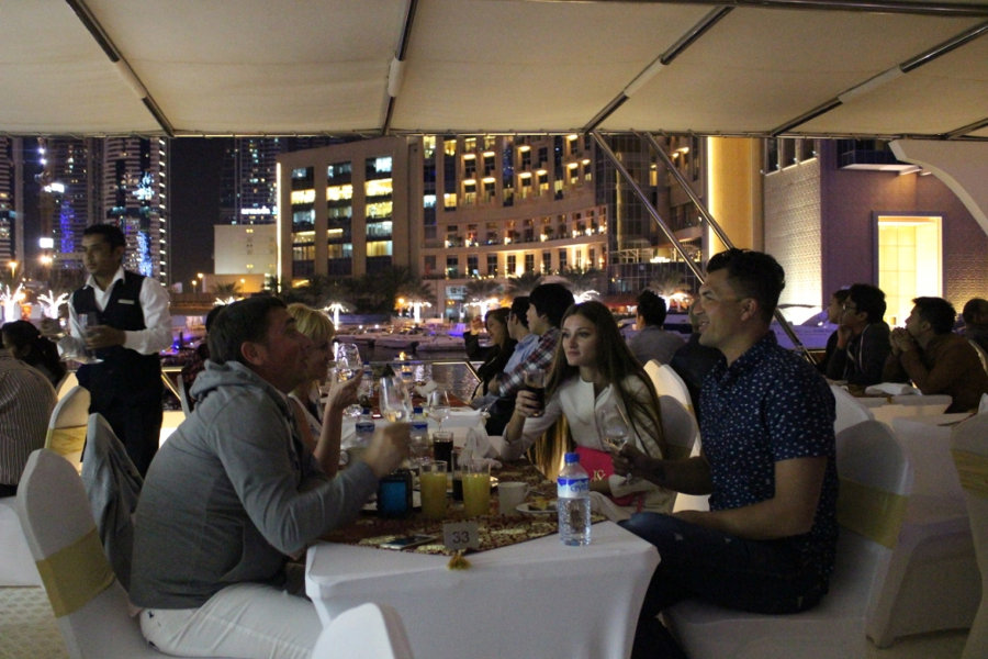 Dubai: Akşam Yemeği Eşliğinde Lüks Seyir ile Sınırsız İçki